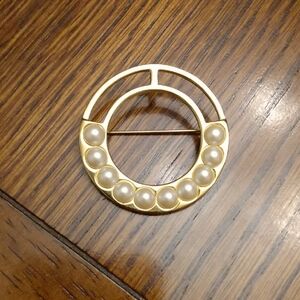 Vtg MONET Goldtone Open Round Circular Brooch With Faux Pearls 1  5/8"